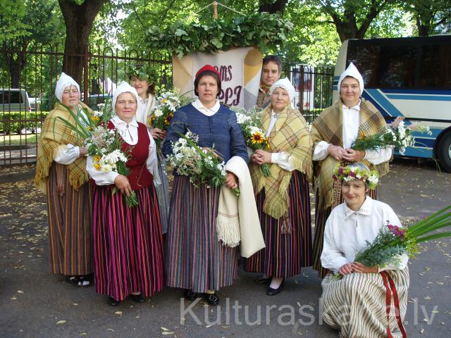TLMS Ērgļi dalībnieces pirms gājiena Dziesmu svētkos 2013. gada jūlijā